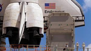 Un treballador de la NASA, assegut aquest diumenge a la plataforma de llançament de l’’Endeavour STS-134’, que sortirà aquest dilluns des de Cap Canaveral, a Florida (EUA).