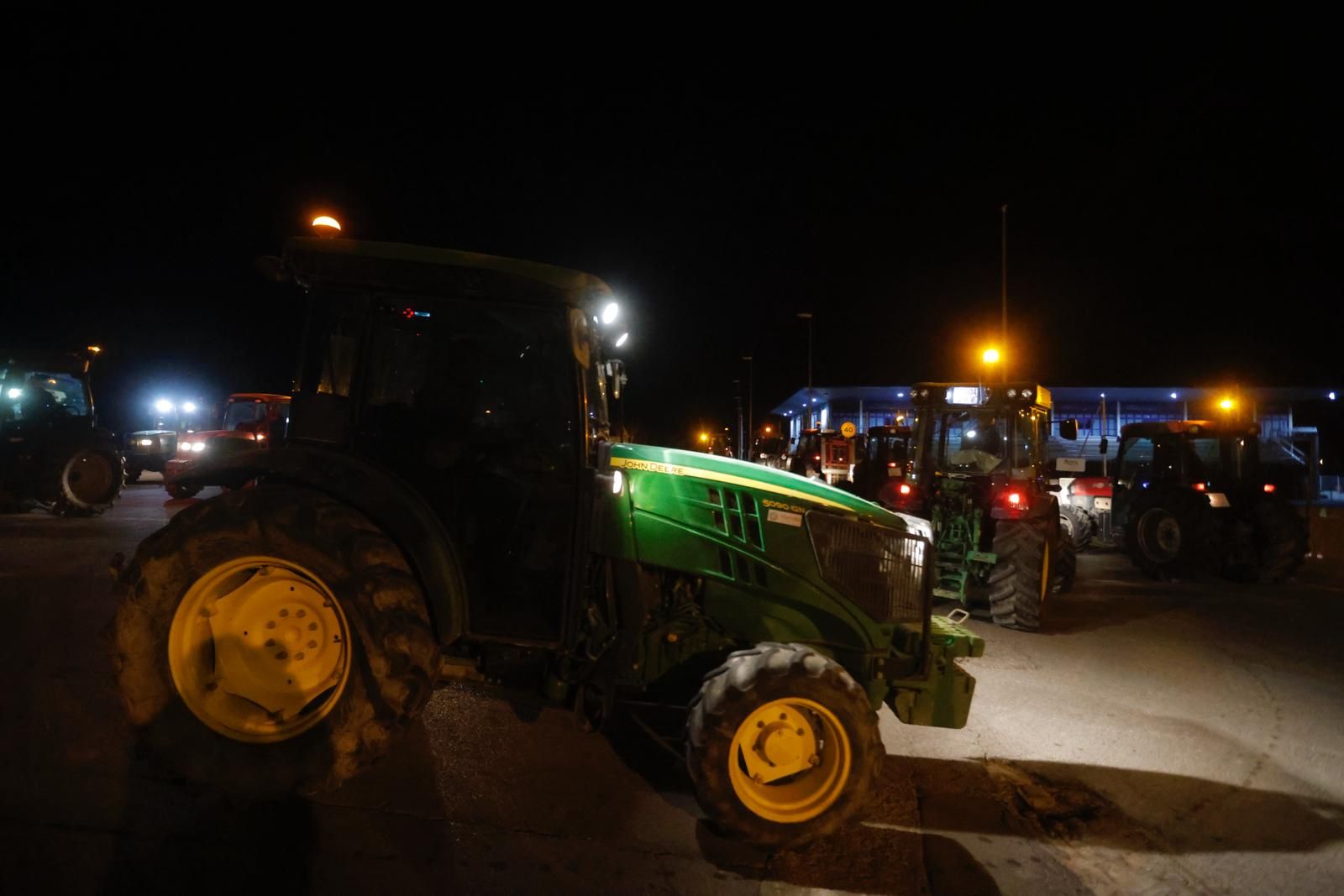 Una caravana de tractores irrumpe en dirección a València