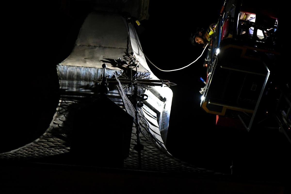 Bomberos trabajan en la recuperación de la cruz del campanario de la iglesia de San Nicolás de Bari