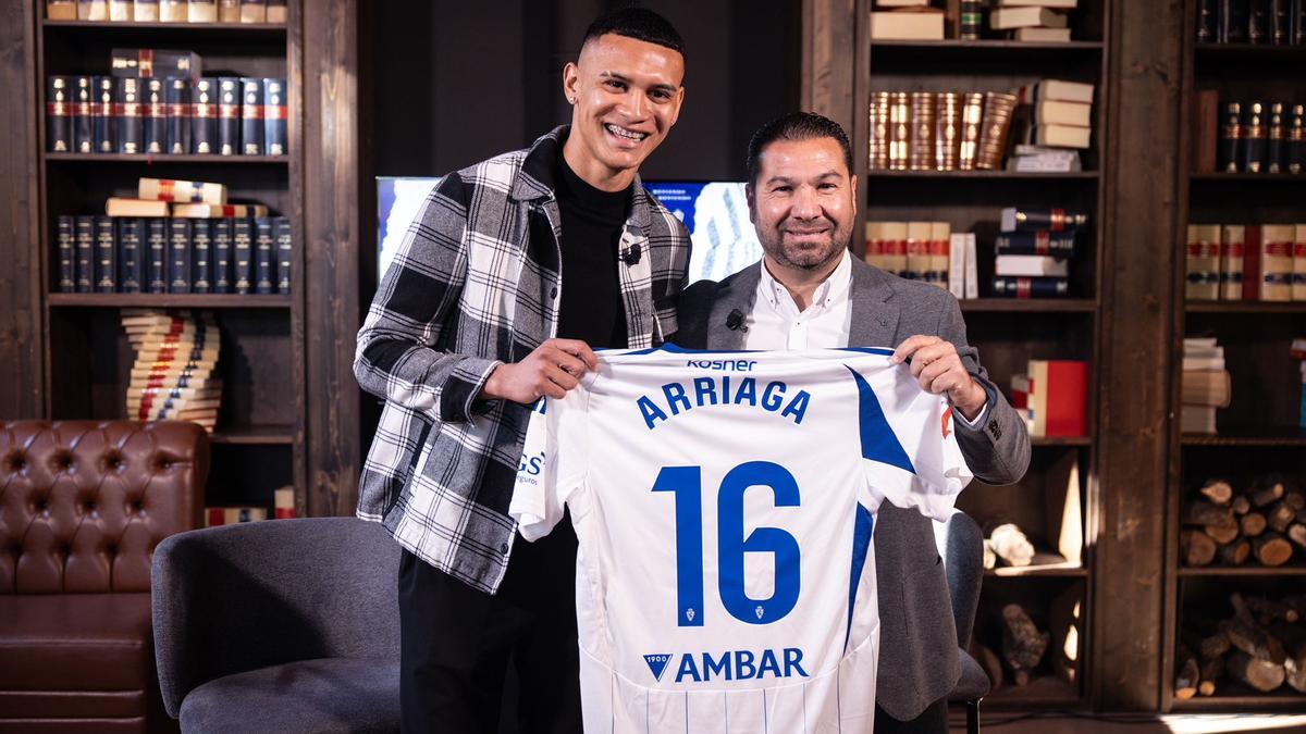 Kervin Arriaga posa con su camiseta en la presentación junto al director deportivo, Juan Carlos Cordero.