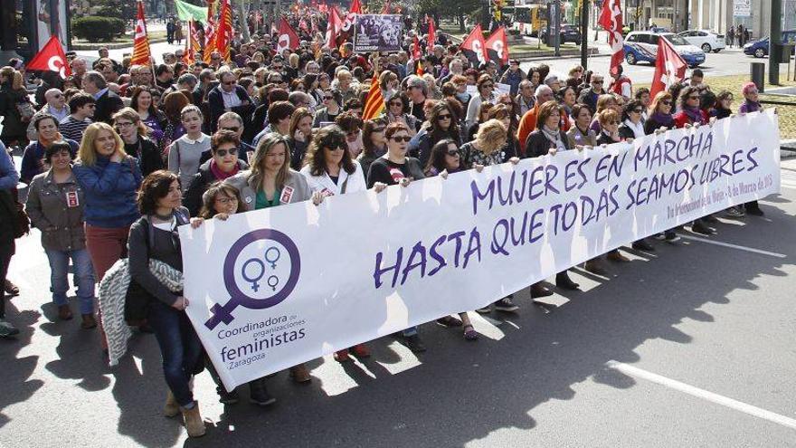 Una marcha reivindica en Zaragoza la igualdad efectiva de la mujer