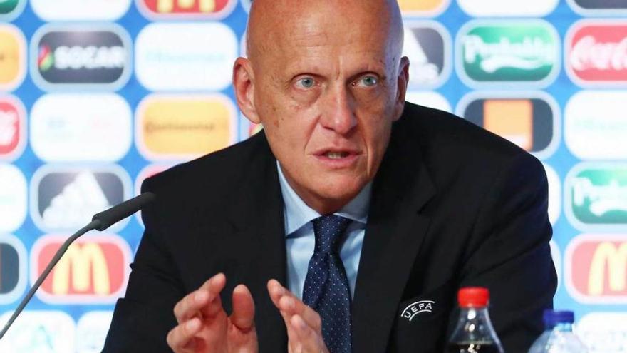 Pierluigi Collina, ayer, en el estadio de Francia.