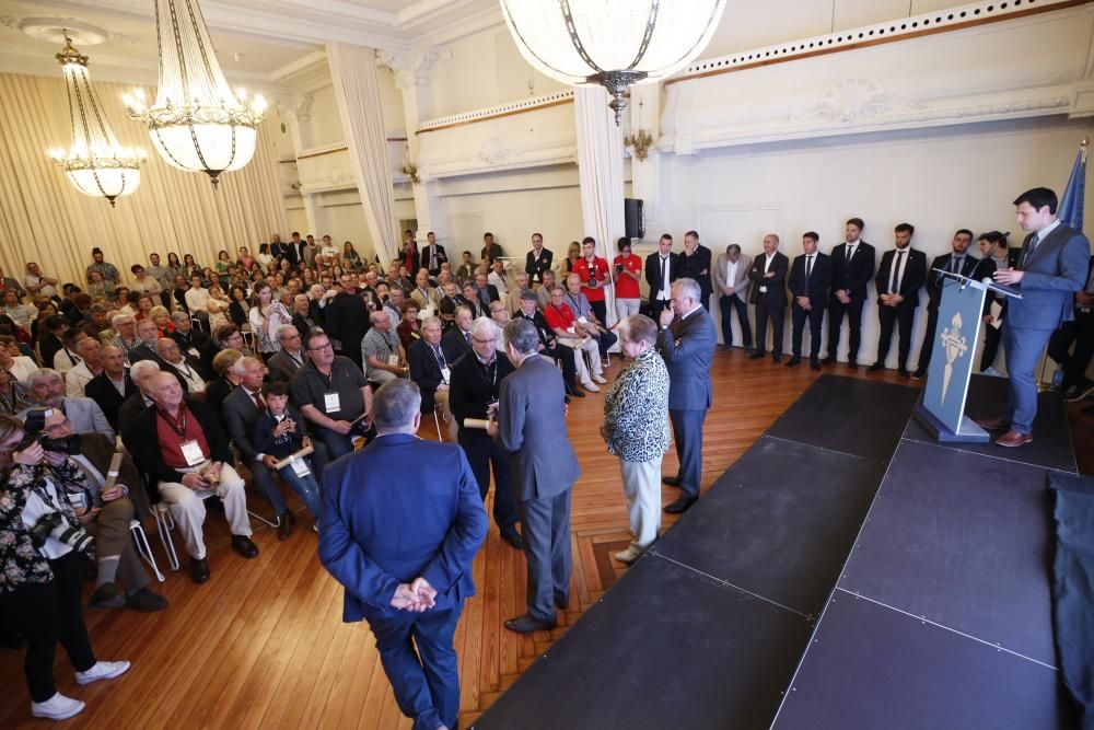 El acto de entrega de las insignias de oro a los socios del Celta // R. Grobas