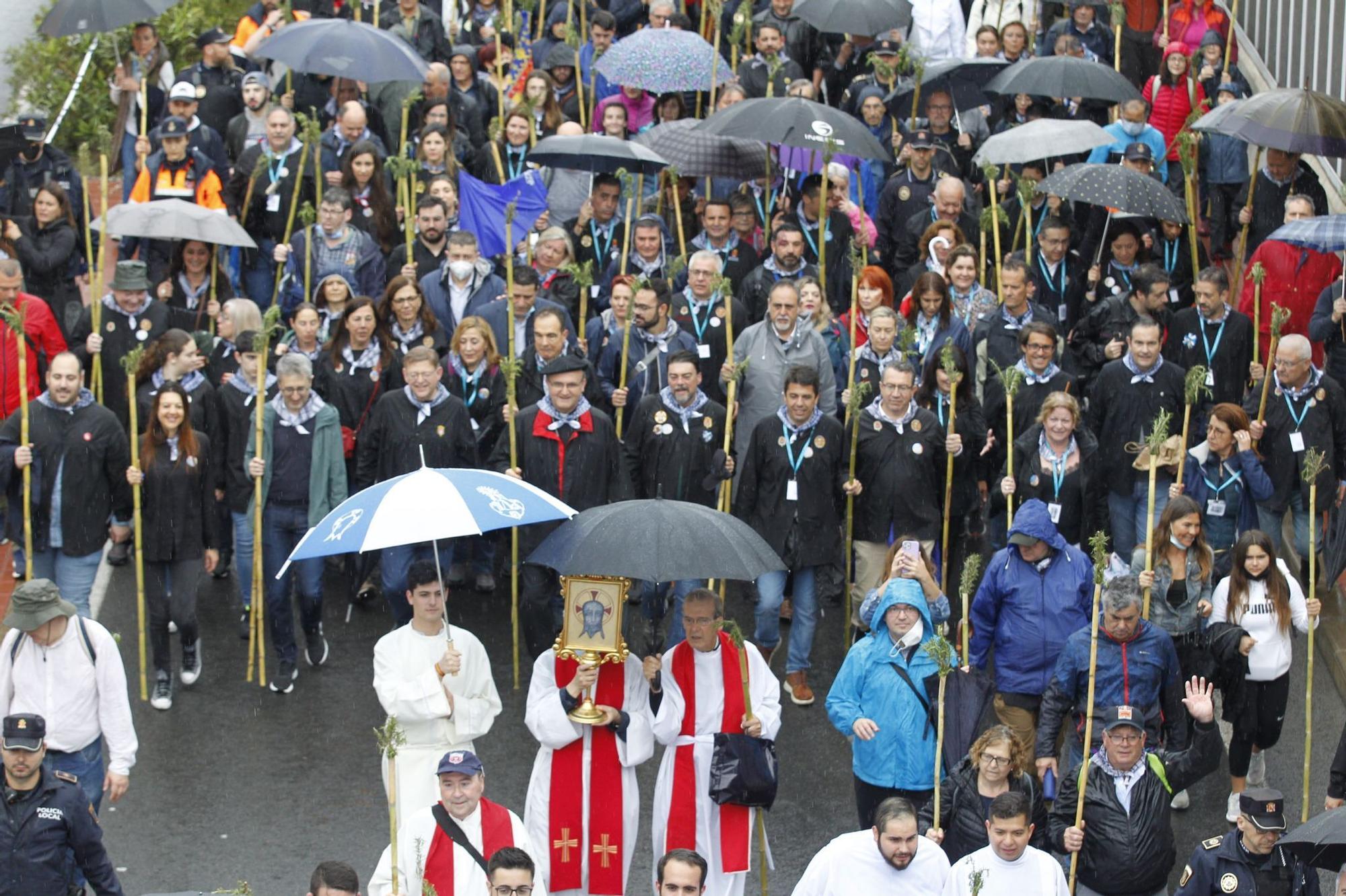 Miles de alicantinos acompañan a la Santa Faz en su peregrinación pese a la lluvia