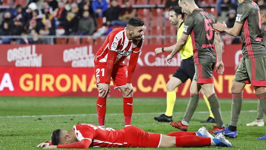 Borja García i Àlex Gallar, es lamenten després de perdre a Montilivi contra el Mirandés en l&#039;últim partit de la primera volta del curs passat.