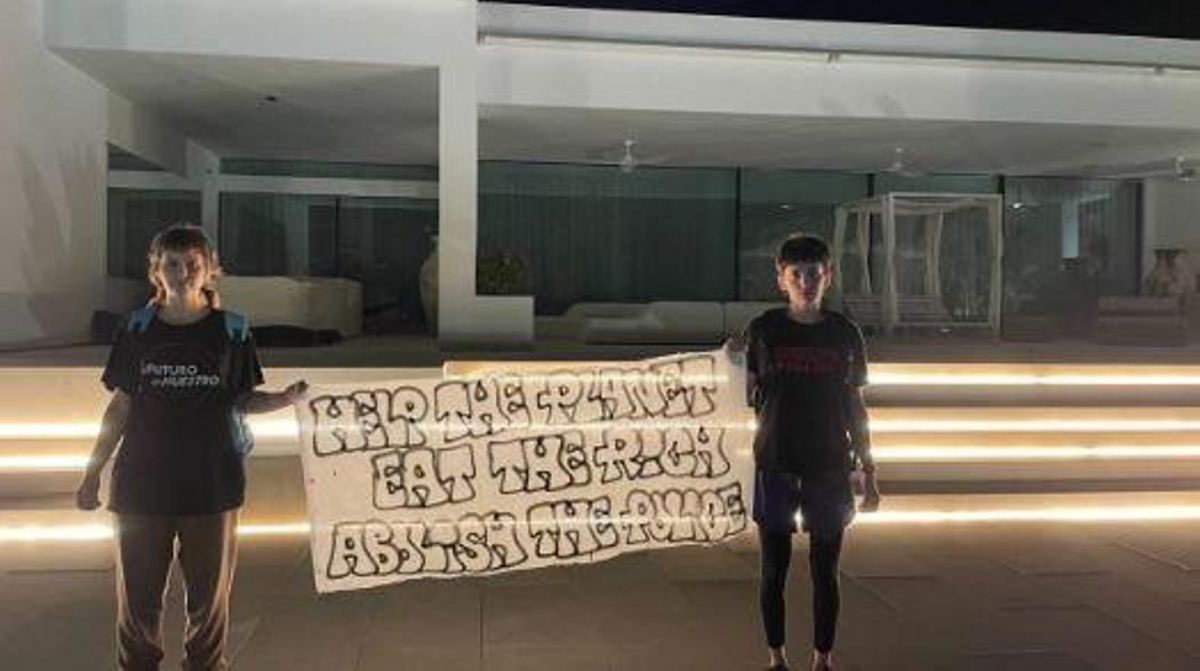 Con la pancarta, a la entrada del salón