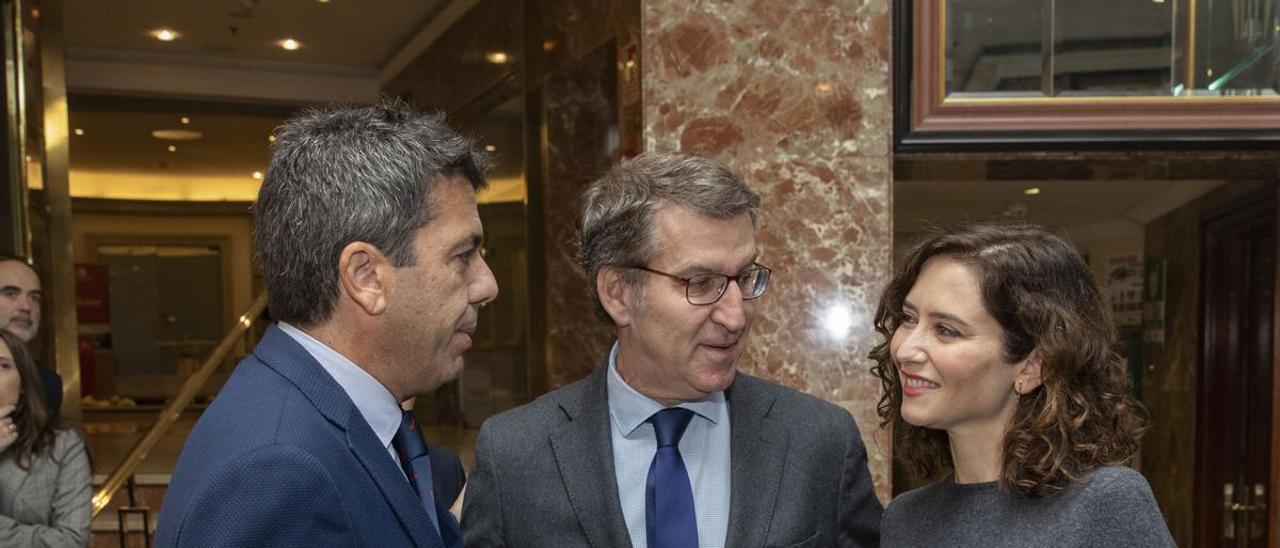 El presidente del PPCV, Carlos Mazón, con sus homólogos nacional, Alberto Núñez Feijóo, y en Madrid, Isabel Díaz Ayuso.