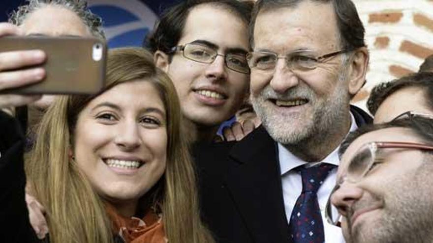 Varios jóvenes se hacen un &#039;selfie&#039; con Rajoy.