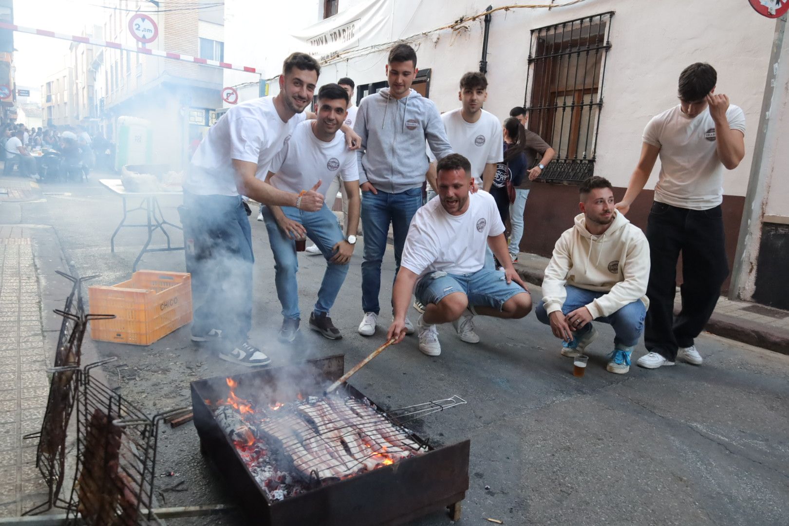 FOTOGALERÍA I Las imágenes de la Nit de la Xulla y del encuentro de elaboración de allioli de las fiestas de Vila-real
