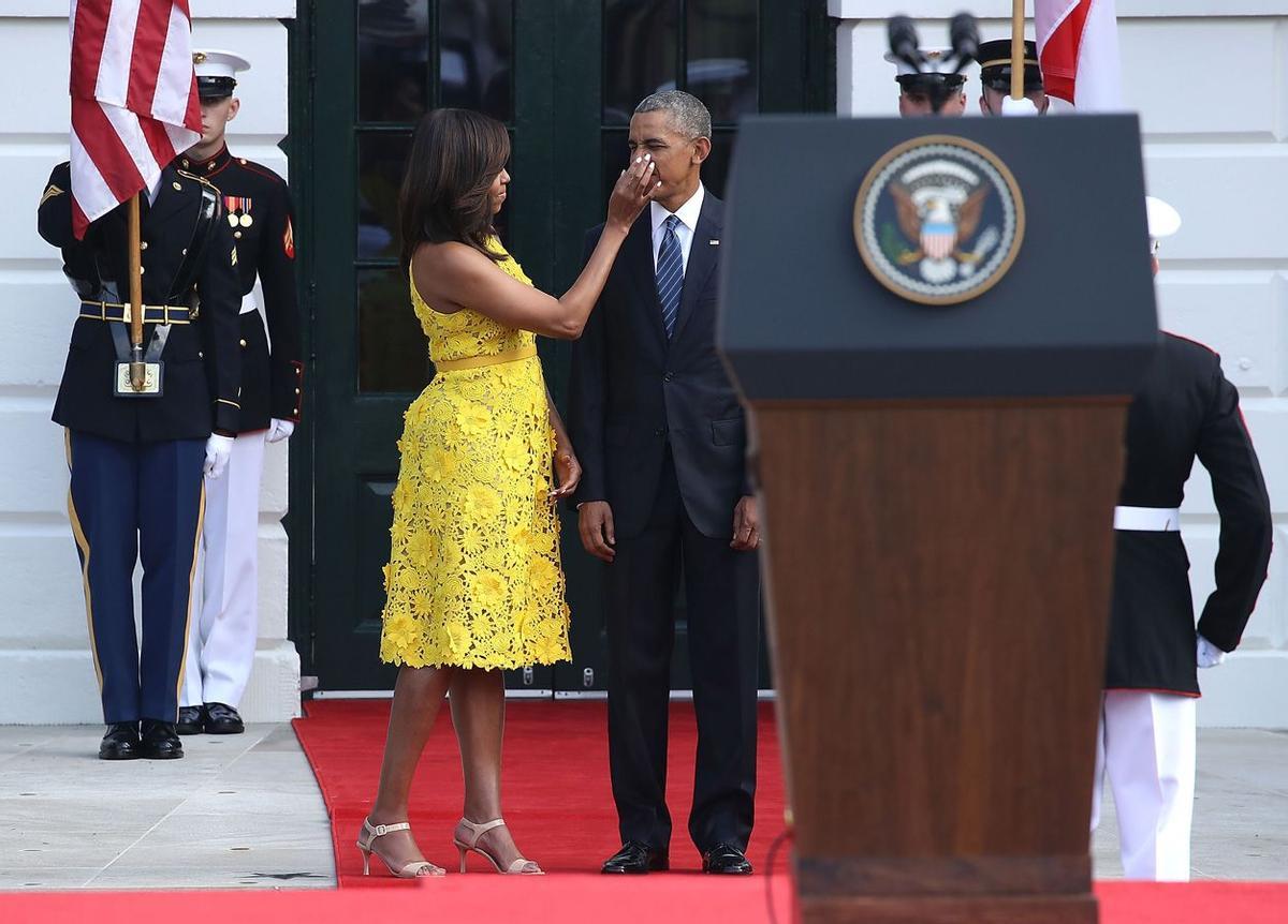 Michelle Obama con vestido amarillo de Naeem Khan junto a Obama