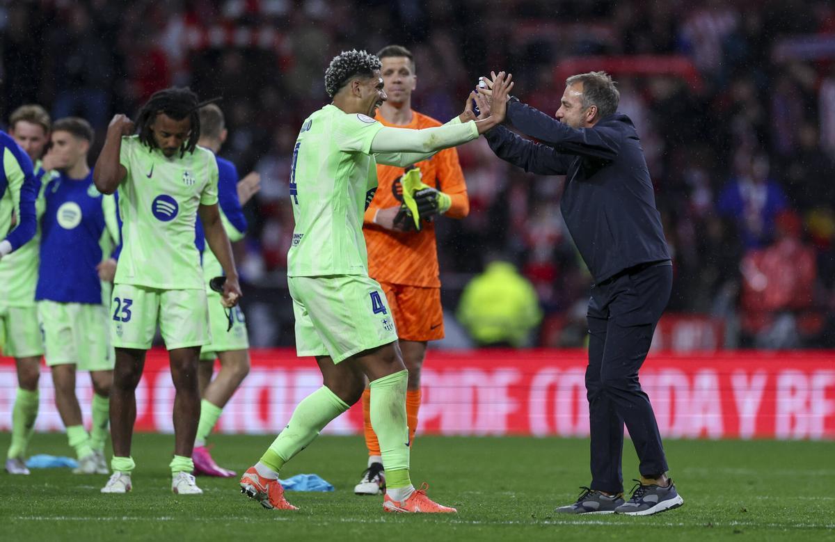 Flick y los jugadores lo celebraron por todo lo alto en el césped del Metropolitano Flick y los jugadores lo celebraron por todo lo alto en el césped del Metropolitano