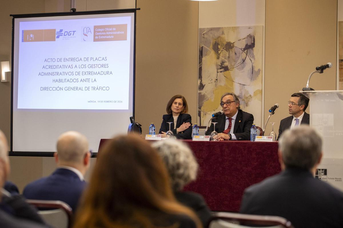 José Manuel Mariño, flanqueado por Cristina Redondo Sánchez y José Luis Capilla González.