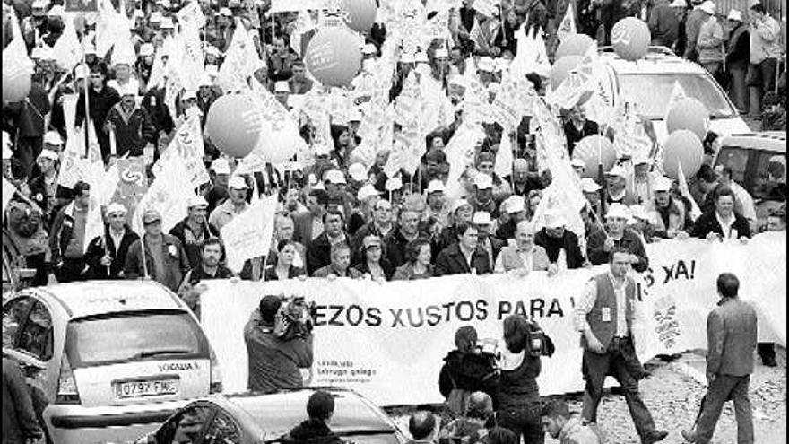 Los ganaderos recorrieron las calles de Santiago y culminaron su protesta en la plaza de A Quintana. / xoán álvarez