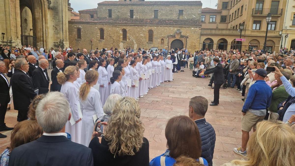 El orfeón donostiarra y la banda de gaitas "ciudad de Oviedo" interpretando el himno de Asturias en la plaza de la Catedral