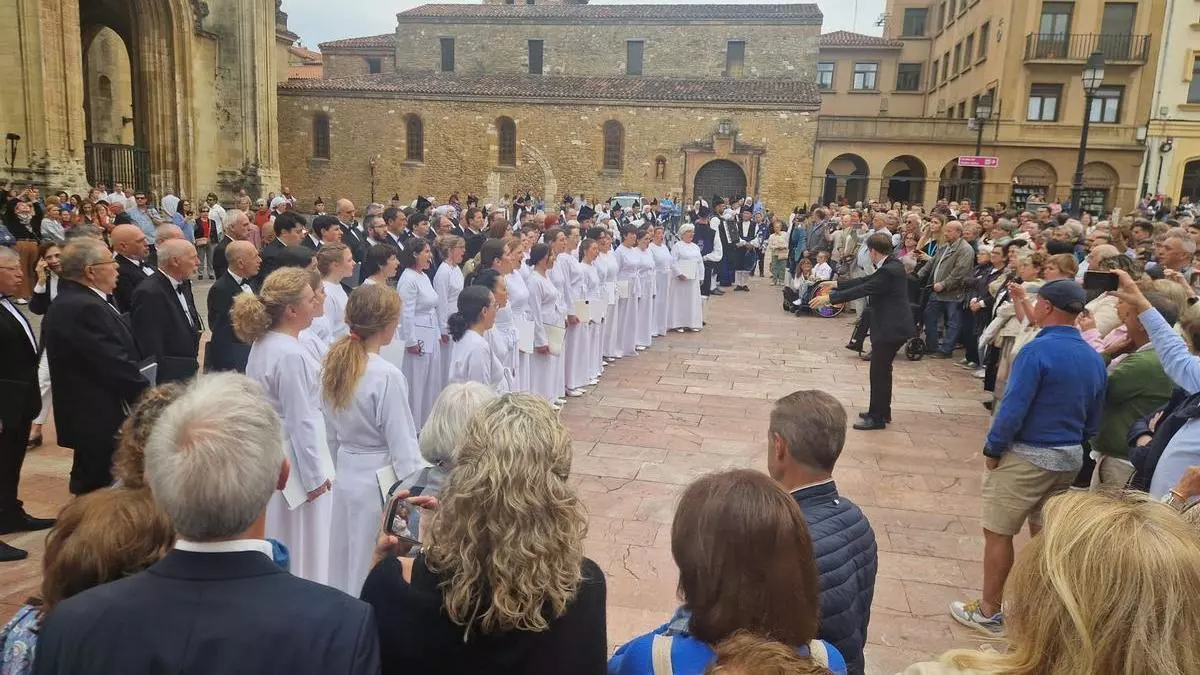 Emotivo himno de Asturias en pleno centro de Oviedo: el Orfeón Donostierra triunfa en compañía de la gaita