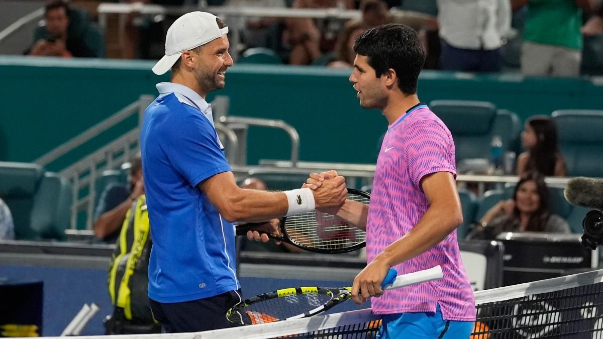 DImitrov y Alcaraz se saludan tras el aprtido