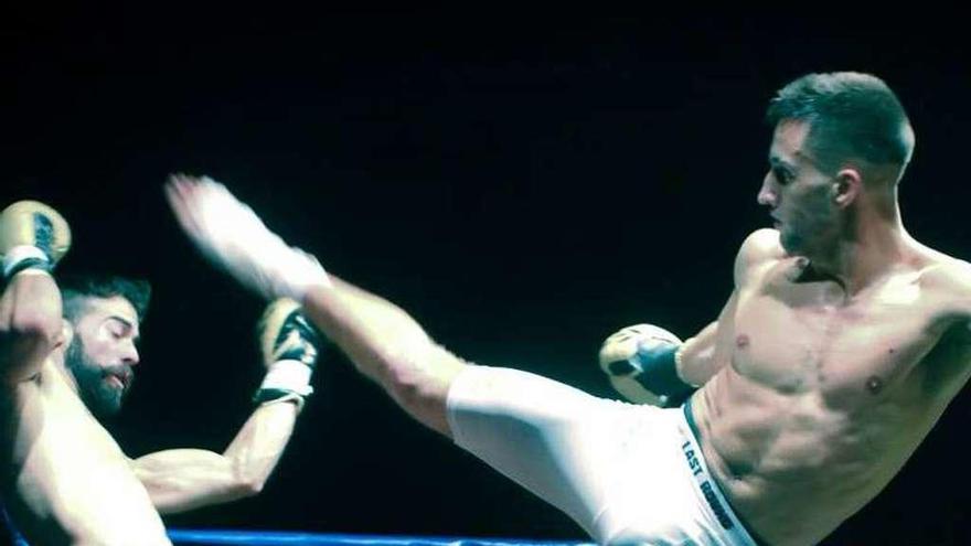 Manu García, a la derecha, durante un combate.