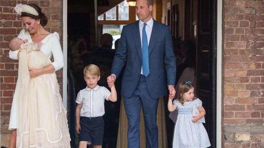 Los duques de Cambridge, con sus tres hijos, tras el bautizo del menor. // Efe