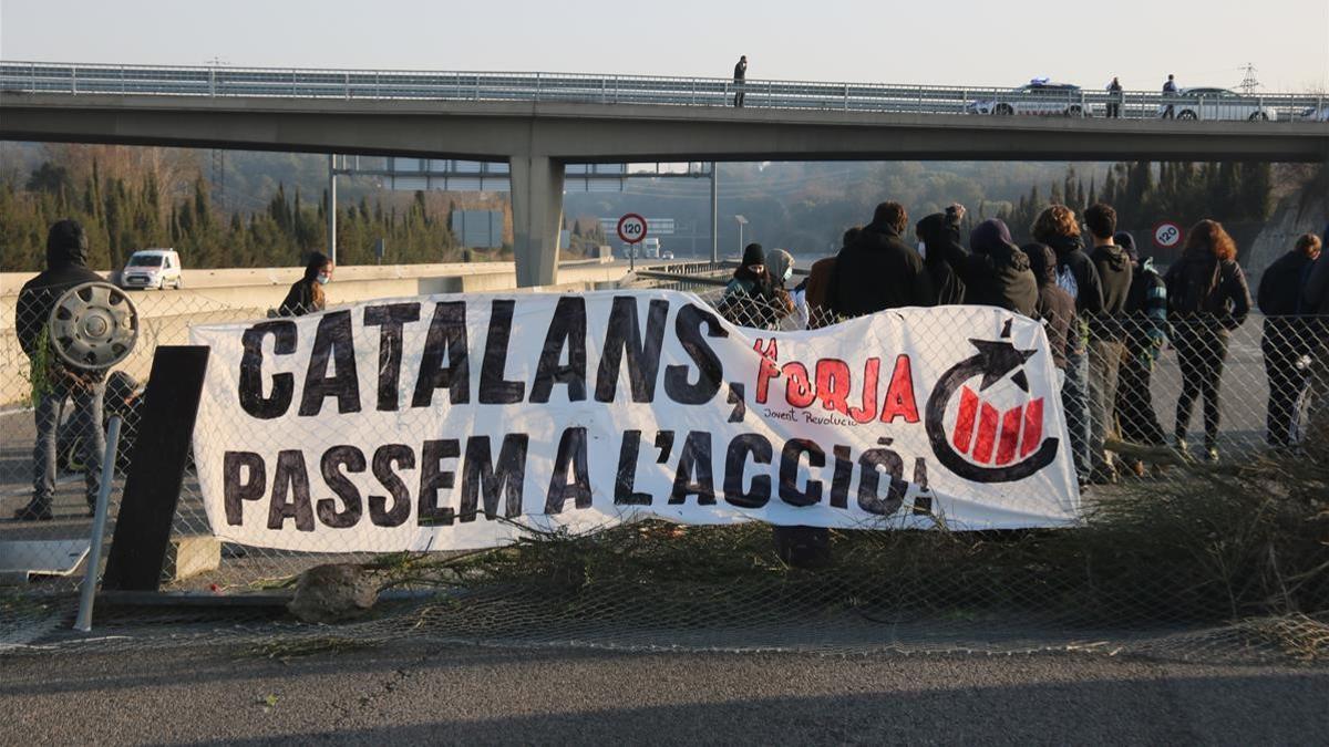 Pla mitja de la barricada que han muntat els manifestants a l AP7 aquest dissabte 27 de febrer de 2021  (Horitzontal) Gerard Vila ACN