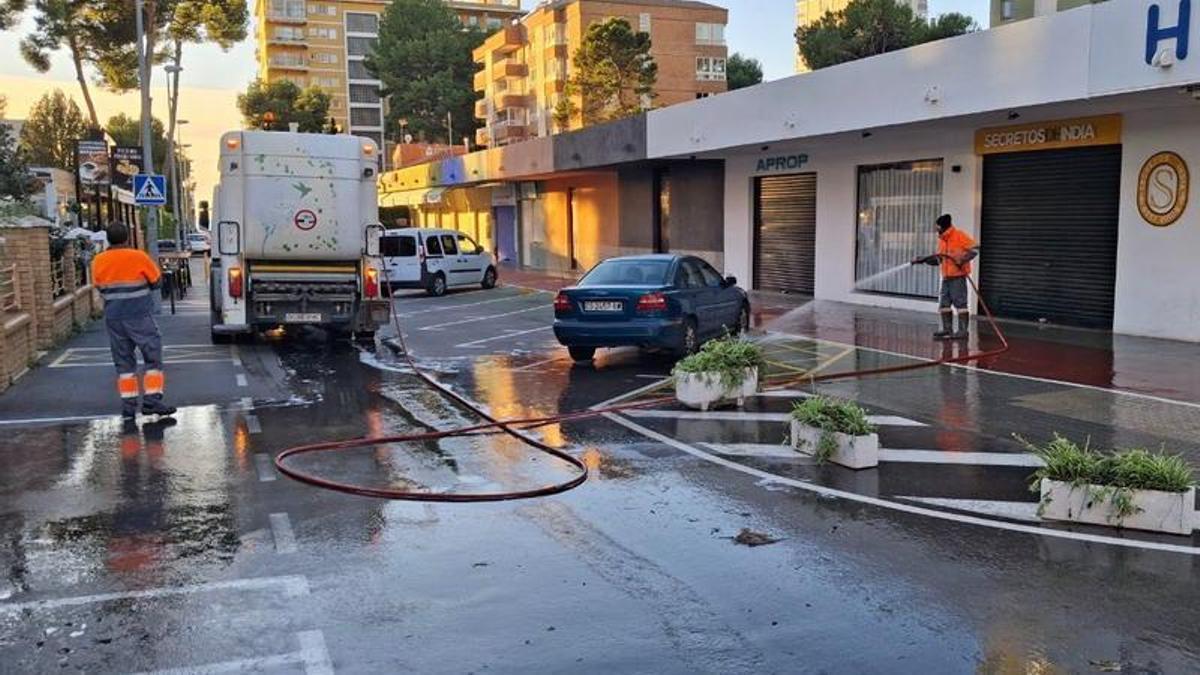 Actuaciones del dispositivo especial de limpieza en la calle Bisbe Serra, una de las primeras zonas del operativo, que se extiende hasta final de año.