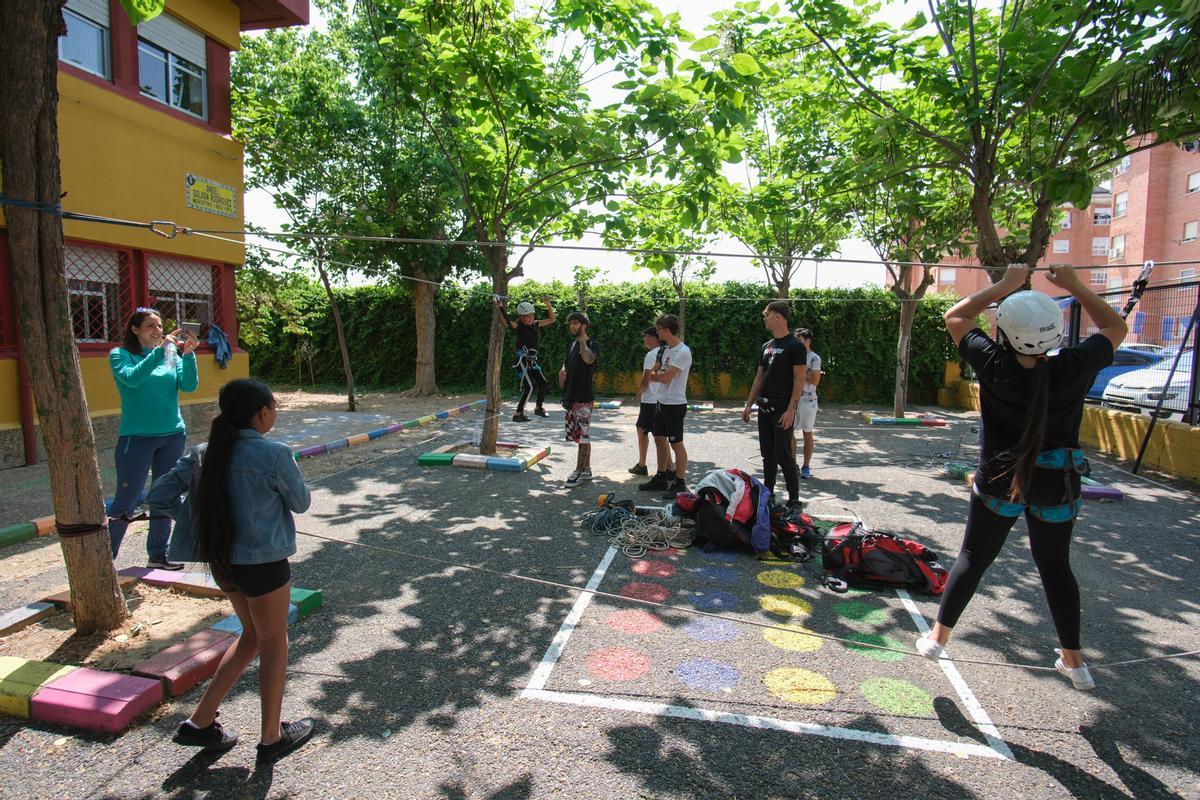 Los escolares con los alumnos del instituto Zurbarán.