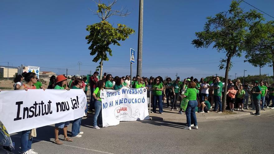 La marea verde de San Vicente protesta en el solar donde debería estar construido el sexto instituto
