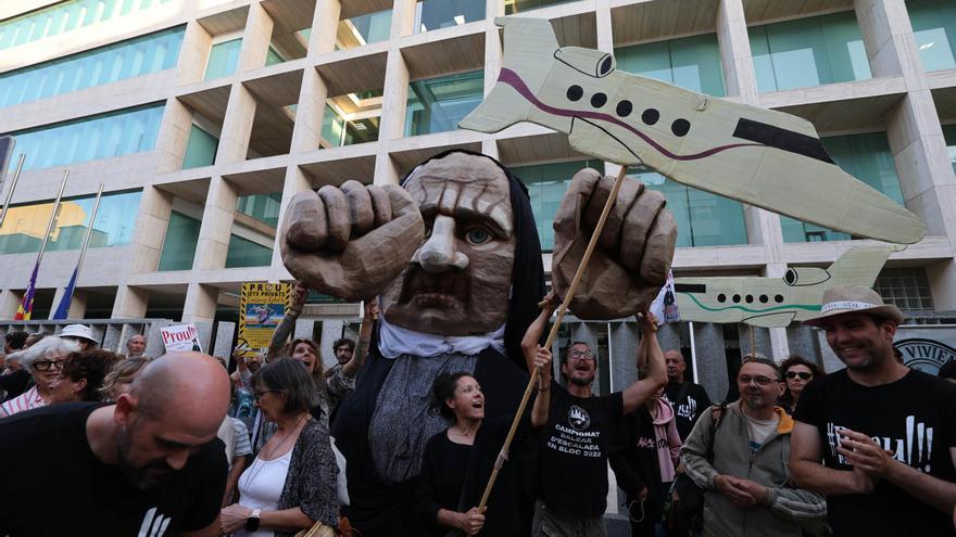 El enfado canario llega a Ibiza: Alrededor de mil personas protestan contra la masificación turística