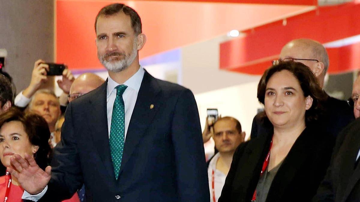 -EDICION ALTERNATIVA-GRAF9745  L HOSPITALET (BARCELONA) (ESPANA)  26 02 2018 - El Rey Felipe VI  (c) junto a la alcaldesa de Barcelona  Ada Colau (2d)  la vicepresidenta del Gobierno  Soraya Saenz de Santamaria (2i)  y el ministro de Turismo  Energia y Agenda Digital  Alvaro Nadal (izda) durante la visita al expositor del Ayuntamiento de Barcelona  en la inauguracion del MWC (Mobile World Congress)  la mayor cita mundial de la tecnologia movil  EFE Toni Albir