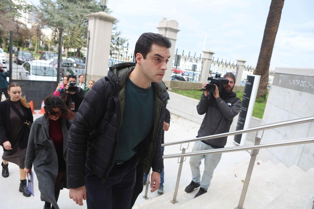 Los acusados en el crimen de Samuel Luiz llegan a la Audiencia Provincial para la lectura del veredicto