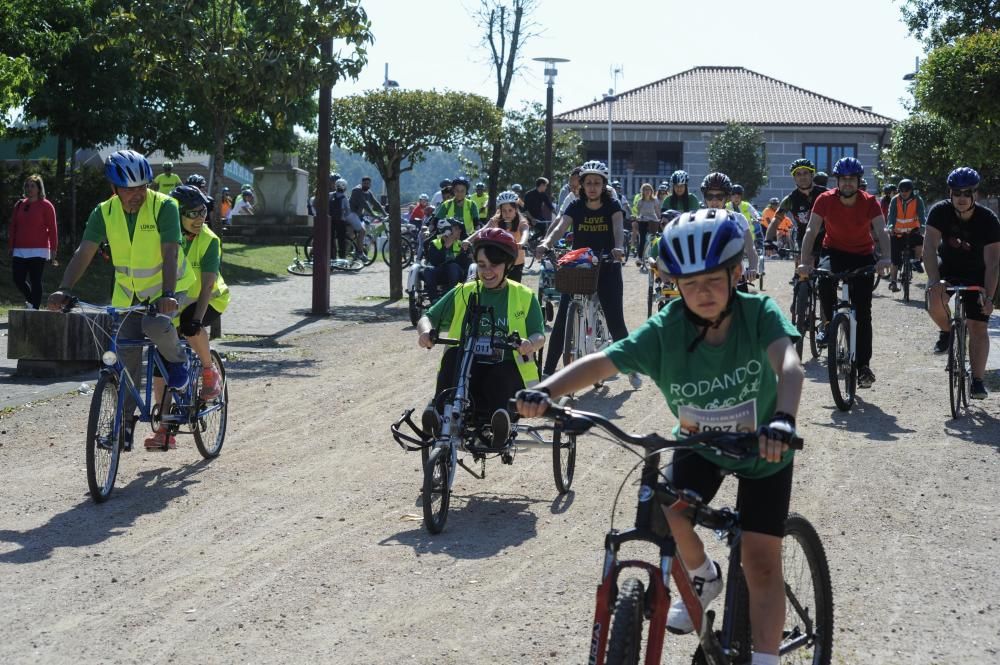 Una veintena de trabajadores y usuarios de la asociación Amencer, de personas con parálisis cerebral, participaron ayer en la Festa da Bicicleta de Ribadumia.