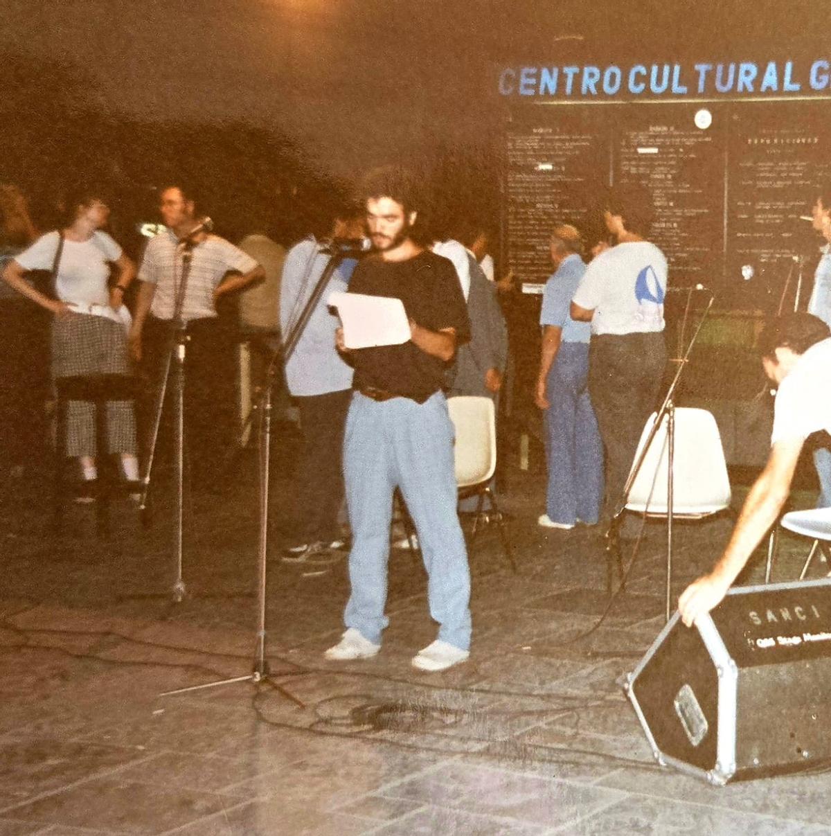 Un jove Foia recitant poesia.