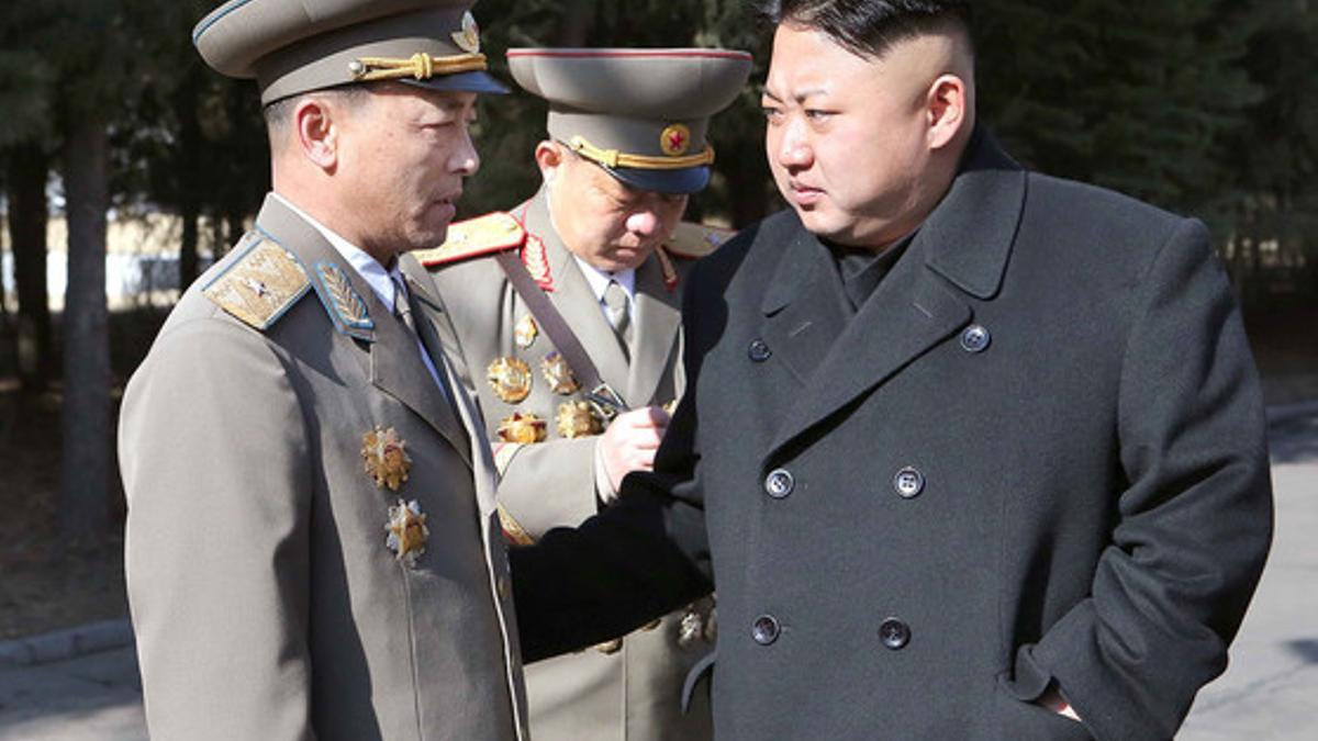 El líder de Corea del Norte, Kim Jong-un, y un candidato en la Asamblea Popular Suprema, en Pyongyang.