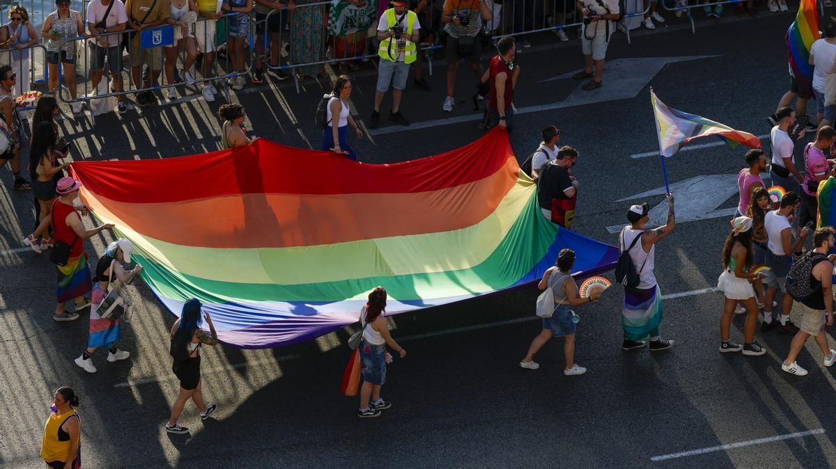 Vista general de la manifestación del Orgullo 2026 a su paso por la Plaza de Cibeles