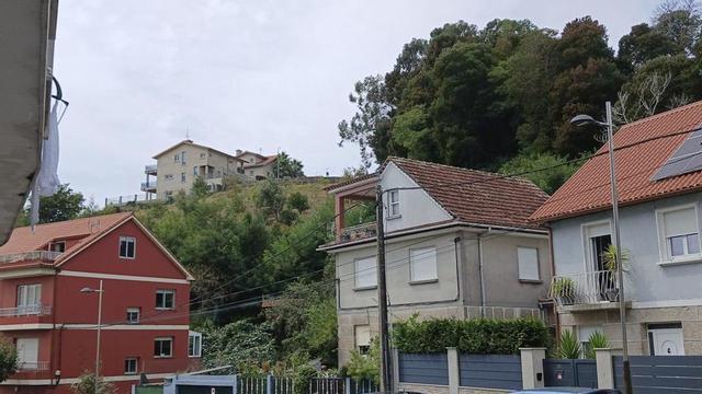 Vista del talud del monte de O Con, este sábado, desde la calle Daniel Castelao. | SANTOS ÁLVAREZ