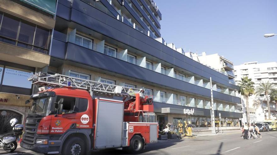 Evacuan un hotel del Paseo Marítimo de Palma por un incendio en la cocina