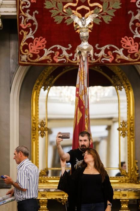 Visita a la Real Senyera en el Ayuntamiento