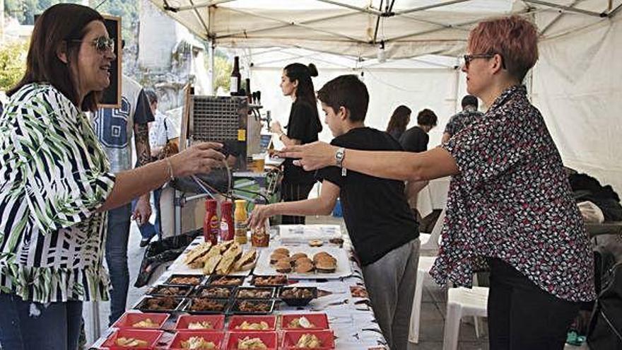 Les degustacions gastronòmiques són un bon reclam per als assistents a la Festa de la Tapa i la Cervesa de Sallent, que es fa dissabte