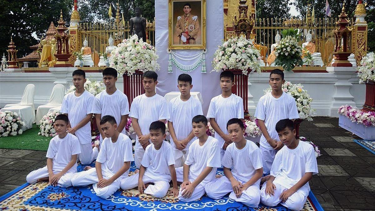 El equipo de fútbol de los Jabalís de Tailandia.