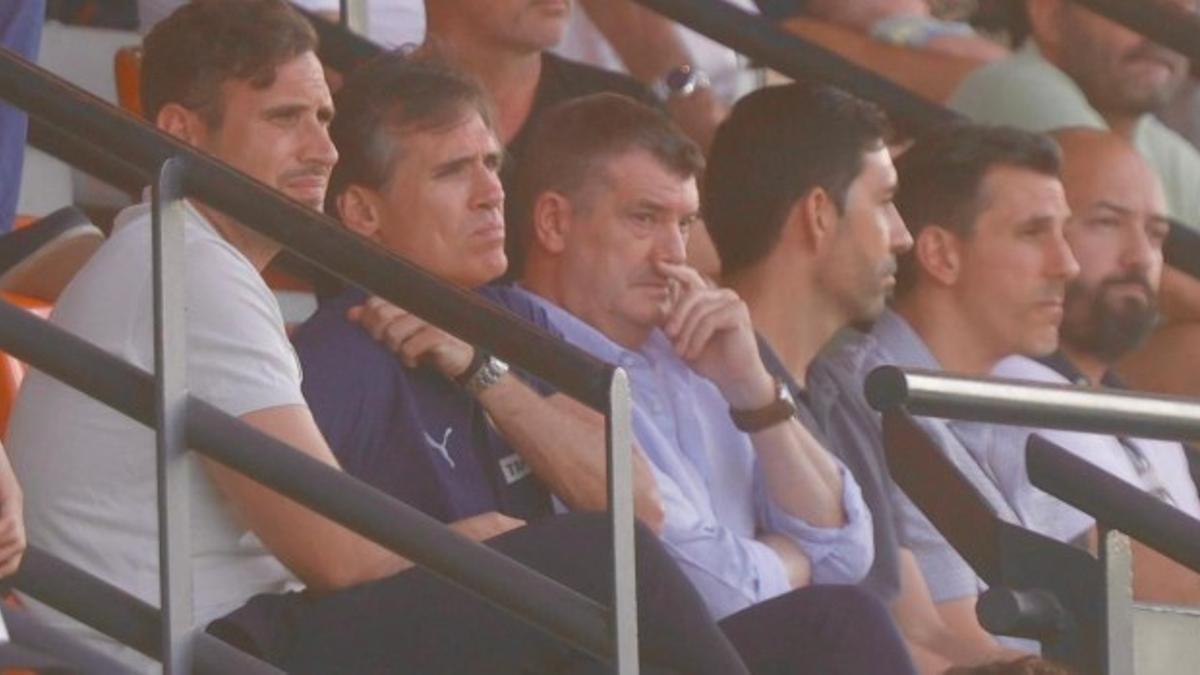 Corona y Gourlay, en el centro de la imagen, mientras ven desde el palco de la Ciutat Esportiva el Valencia - Castellón.