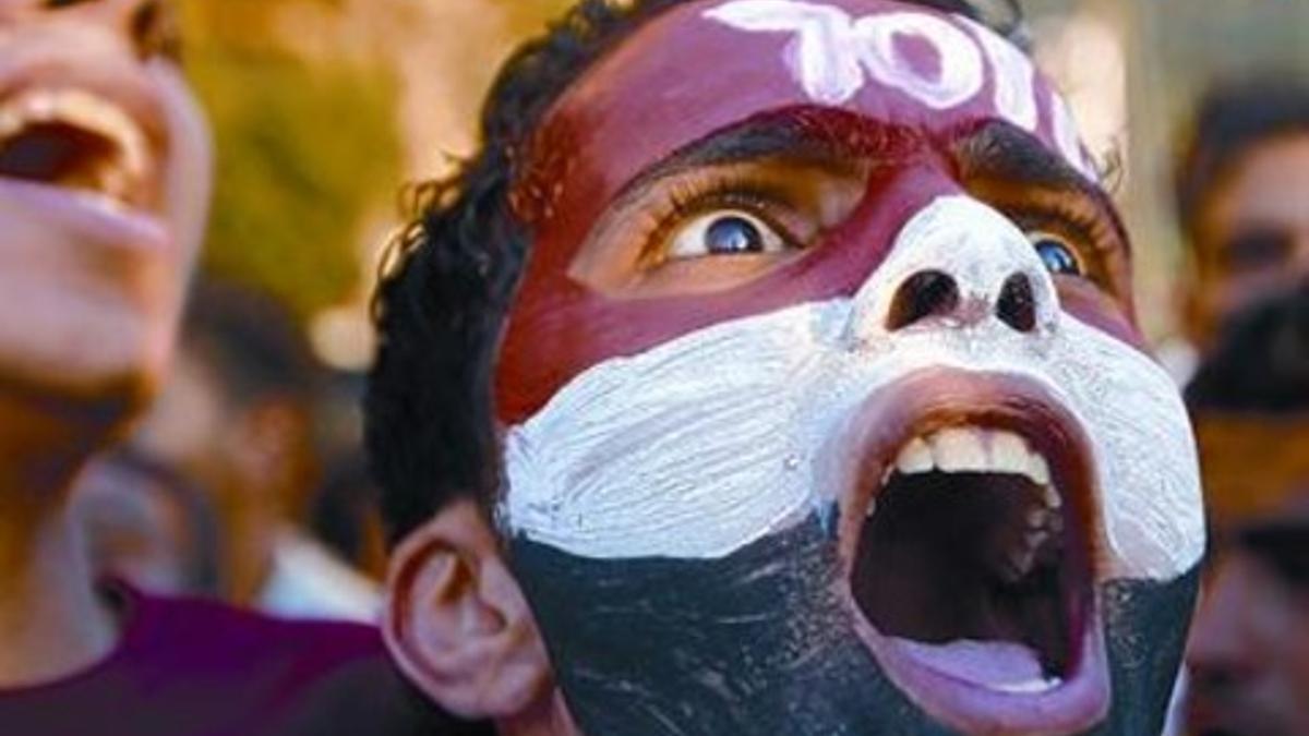 Un joven manifestante con la bandera de Egipto pintada en la cara, ayer en El Cairo.