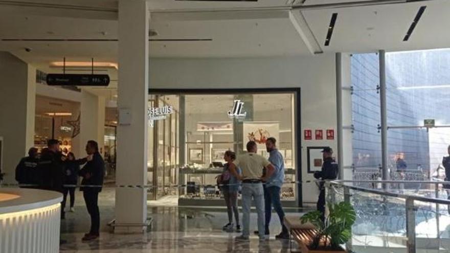 Unos pistoleros siembran el caos en un centro comercial de Castelló