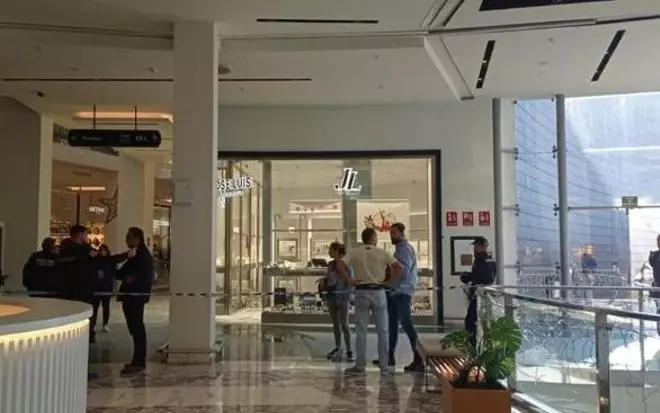 Unos pistoleros siembran el caos en un centro comercial de Castelló