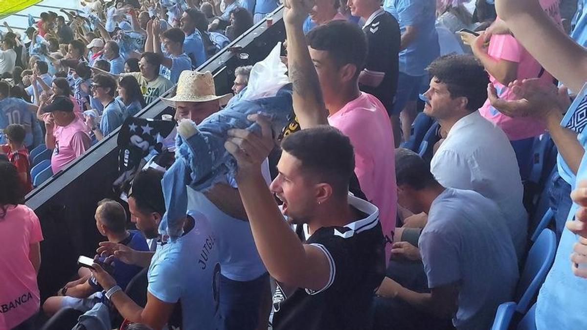 Xosé Antonio Touriñán sentado en las gradas de Balaídos (a la derecha) entre aficionados del Celta Fortuna.