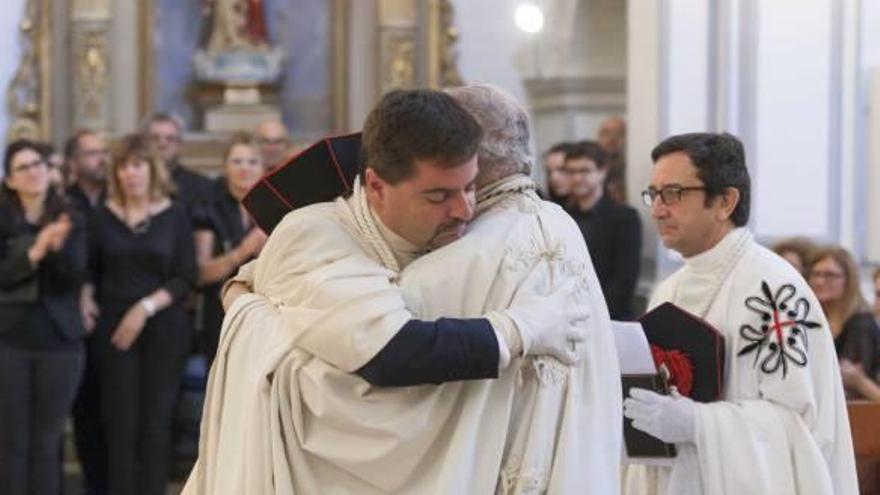 El nuevo caballero abrazando al Comendador Mayor de Castilla en la Orden de Santiago, el sábado pasado en la parroquia de Montesa.