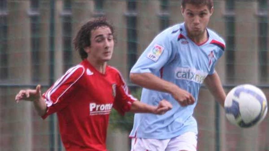 Un jugador del Celta despeja el balón.