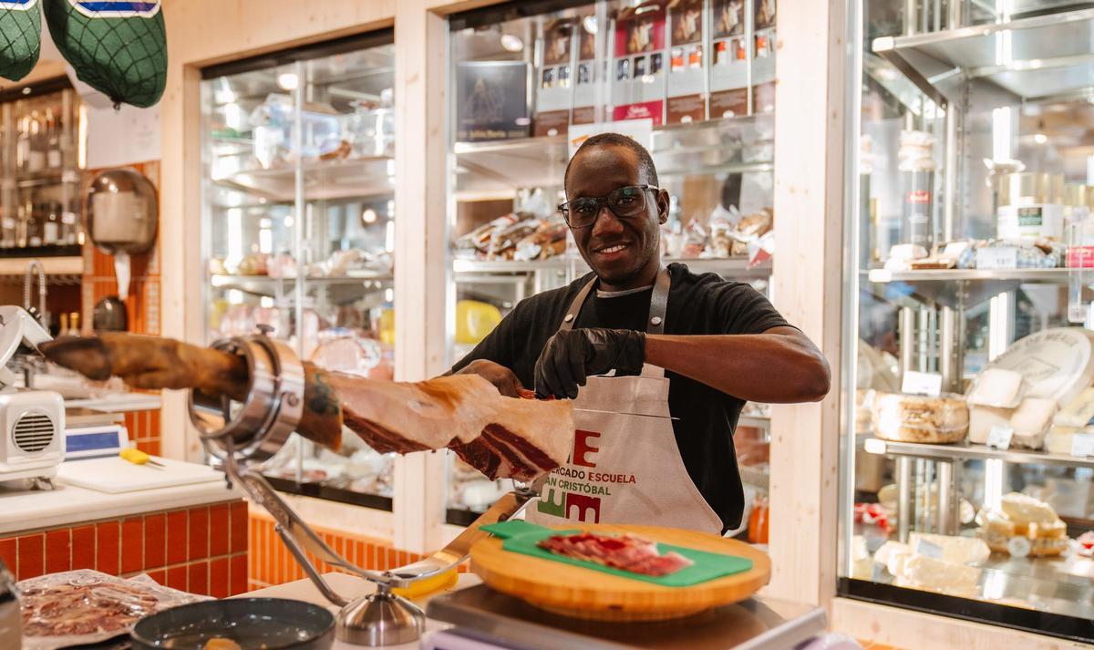 Abdoulaye Diorra, en la charcutería del mercado.