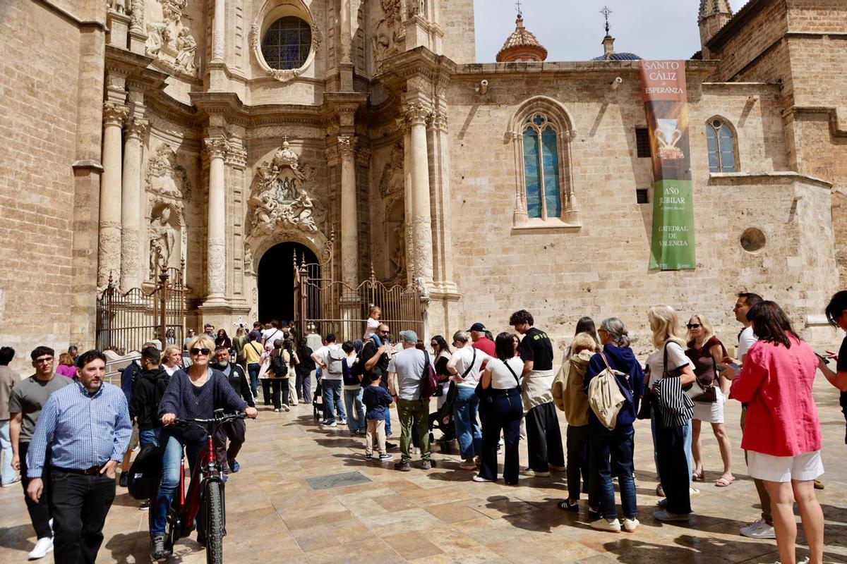 Largas colas a la entrada de la catedral de València esta mañana.