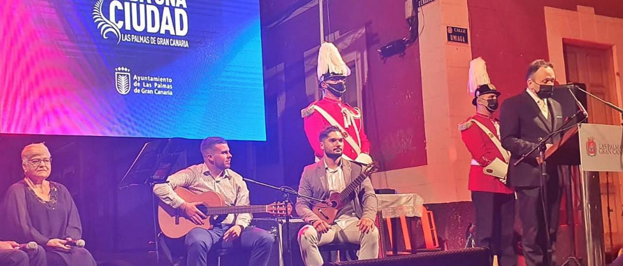 Lectura del pregón de las Fiestas del Carmen, ayer, con José Luis Yánez a la derecha. | | LP/DLP