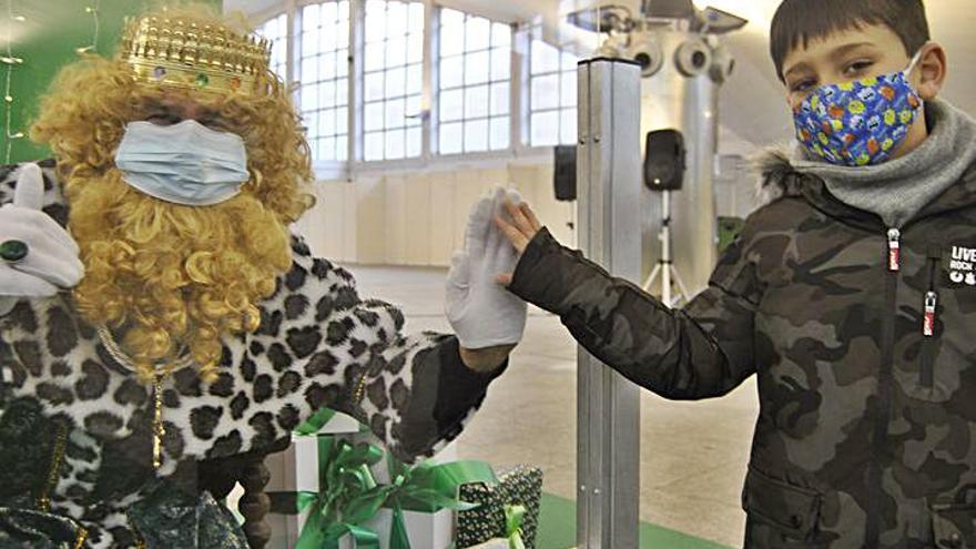 A la izquierda, Nekane y Alejandro Pastrana, con Baltasar, que aparece tras la mampara. En el centro, Óscar Benavides, con Melchor. A la izquierda, Martín Díez, con Gaspar, ayer, en Pola de Siero . | |  A. I.