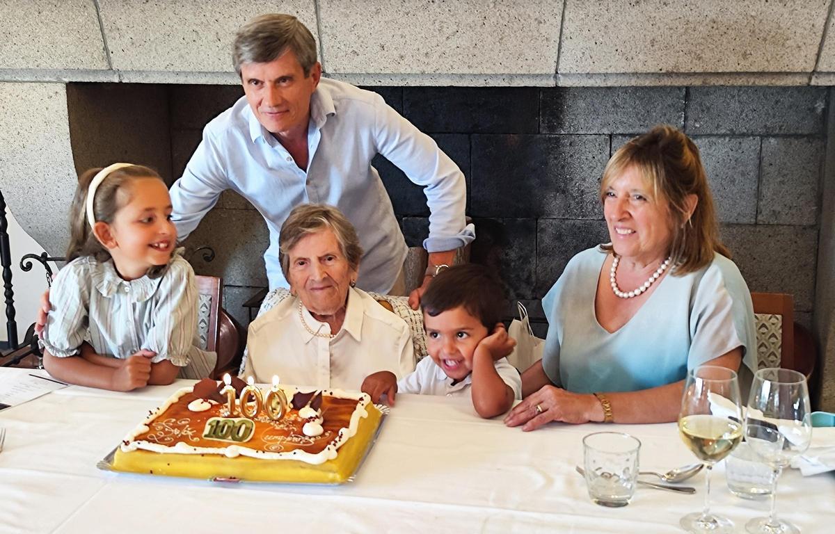 Rosa Carbajal Prieto con sus hijos y biznietos.